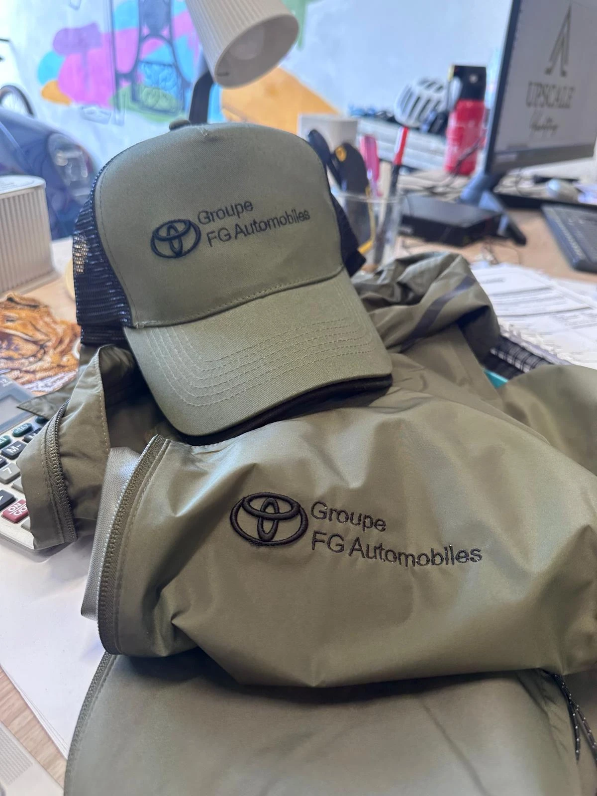 Logo Toyota Groupe FG Automobiles brodé sur une casquette trucker kaki
