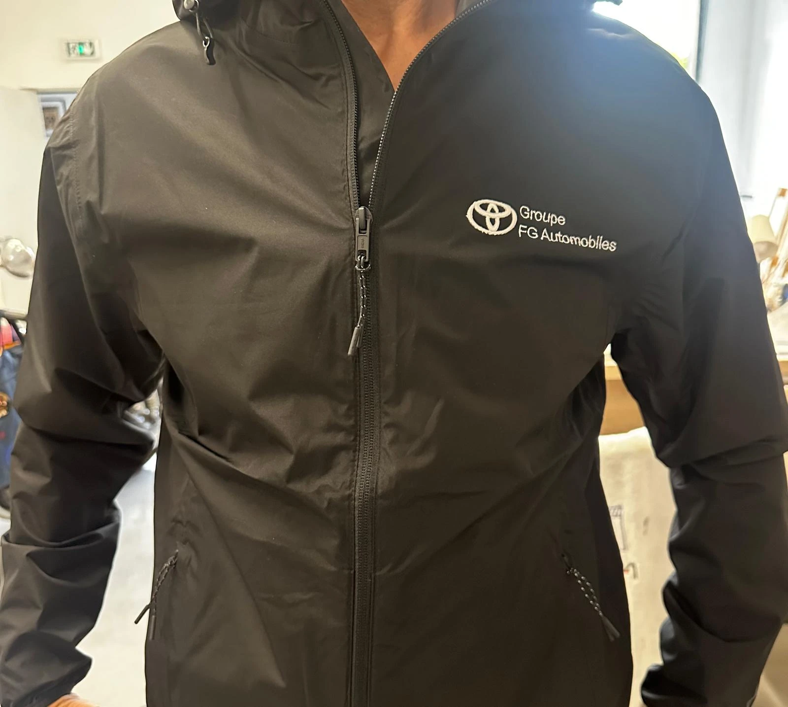 Logo Toyota Groupe FG Automobiles brodé côté cœur sur une veste softshell noire Logo Toyota Groupe FG Automobiles brodé côté cœur sur une veste softshell noire